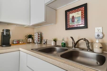 Studio W King Bed Walking Distance To Beach & Shops Michigan Stadt Exterior foto